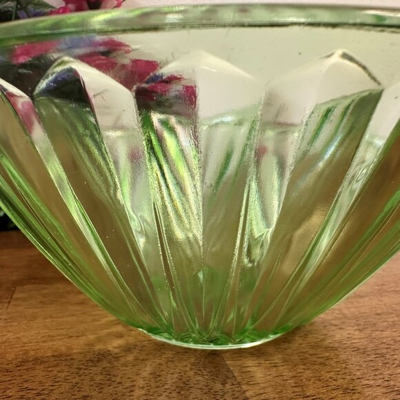 Vintage Green Depression Glass Bowl Ribbed Starburst Pattern Art Deco Style - Picture 6 of 7